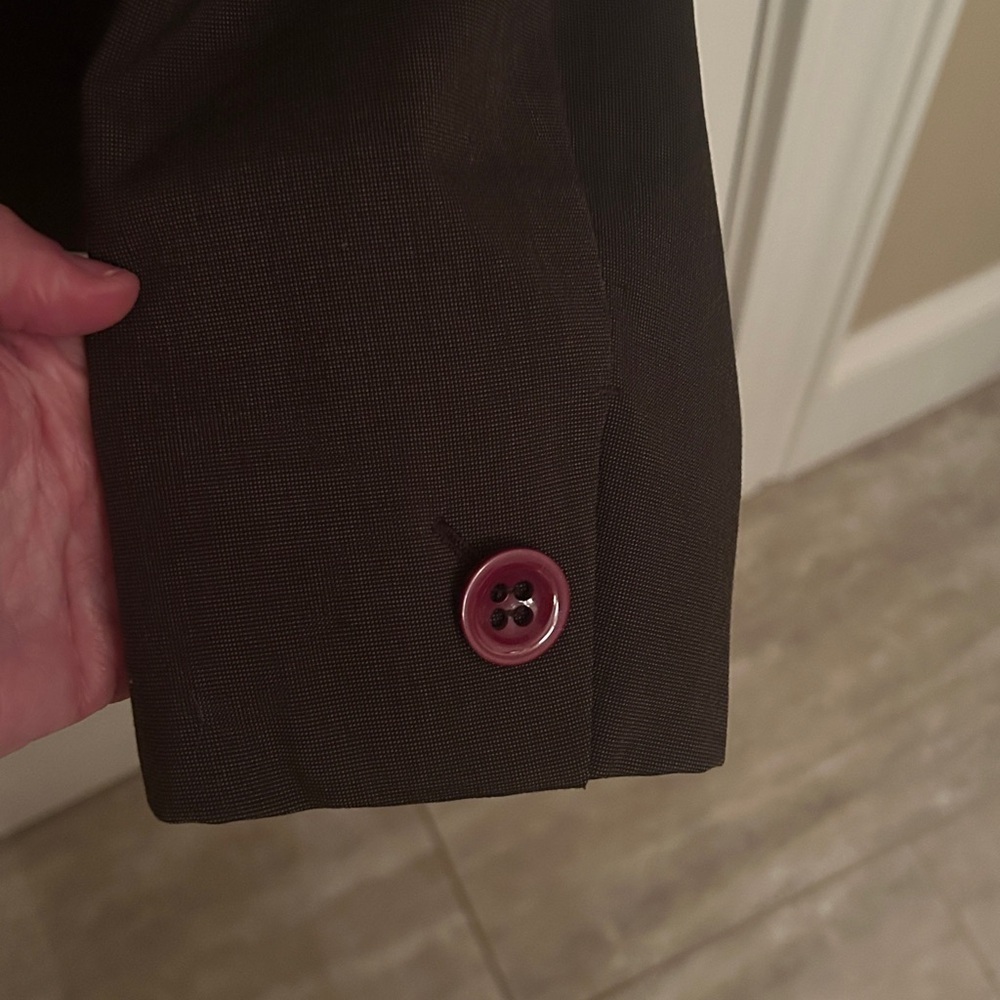 Women's Brown Tailored Blazer with 3-Button Front, size 10 - Picture 6 of 7